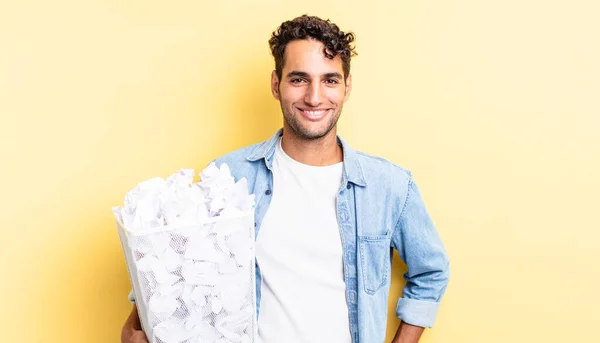 Hispánský Pohledný Muž Šťastně Usmívá Rukou Boku Sebevědomě Papírové Kuličky — Stock fotografie