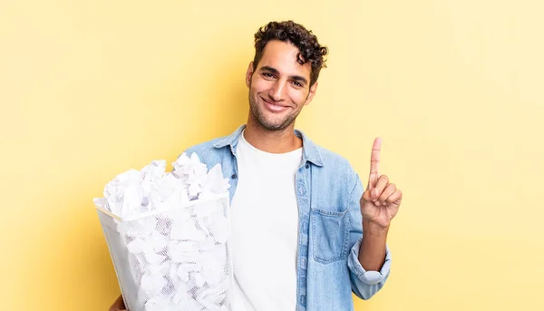 Hispánský Pohledný Muž Usmívá Vypadá Přátelsky Ukazuje Číslo Jedna Papírové — Stock fotografie