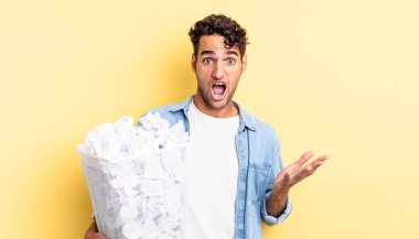 İspanyol yakışıklı adam inanılmaz bir sürprizle şaşkına dönmüş ve hayrete düşmüştü. kağıt toplar çöp konsepti