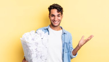 İspanyol yakışıklı adam kendini mutlu hissediyor, bir çözüm ya da fikir bulduğuna şaşırıyor. kağıt toplar çöp konsepti