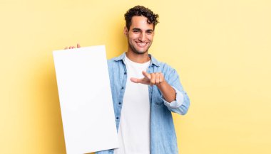 İspanyol yakışıklı adam kamerayı göstererek seni seçiyor. boş tuval kavramı