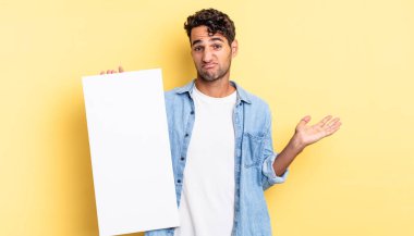 İspanyol yakışıklı adam şaşkın, şaşkın ve şüpheci hissediyor. boş tuval kavramı