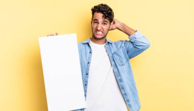 İspanyol yakışıklı adam kendini stresli, endişeli ya da korkmuş hissediyor, elleri başının üstünde. boş tuval kavramı