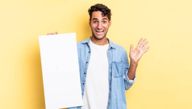 İspanyol yakışıklı adam kendini mutlu hissediyor ve inanılmaz bir şeye hayret ediyor. boş tuval kavramı