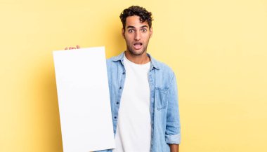 İspanyol yakışıklı adam çok şaşırmış ya da şaşkın görünüyor. boş tuval kavramı