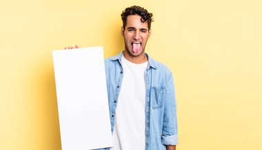 Neşeli ve asi tavırlı, şakacı ve dilsiz İspanyol yakışıklı bir adam. boş tuval kavramı