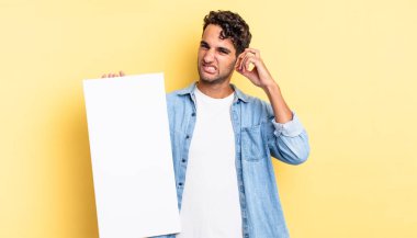 İspanyol yakışıklı adam kafası karışık ve şaşkın hissediyor, senin deli olduğunu gösteriyor. boş tuval kavramı