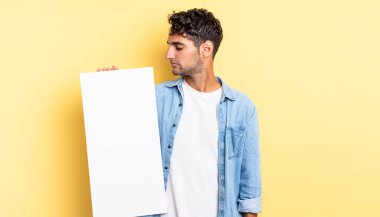 Profil görünümlü İspanyol yakışıklı adam hayal mi kuruyor, hayal mi kuruyor, hayal mi kuruyor? boş tuval kavramı