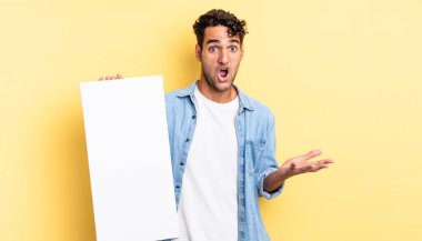 İspanyol yakışıklı adam inanılmaz bir sürprizle şaşkına dönmüş ve hayrete düşmüştü. boş tuval kavramı