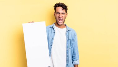 İspanyol yakışıklı adam agresif bir şekilde bağırıyor, çok kızgın görünüyor. boş tuval kavramı