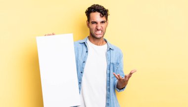 İspanyol yakışıklı adam sinirli, sinirli ve sinirli görünüyor. boş tuval kavramı