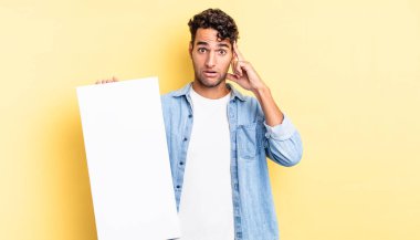 İspanyol yakışıklı adam şaşırmış görünüyor, yeni bir düşünce, fikir ya da konsept fark ediyor. boş tuval kavramı