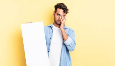 İspanyol yakışıklı bir adam yorgun, bıkkın ve uykulu hissediyor. boş tuval kavramı