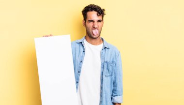 İspanyol yakışıklı adam iğreniyor, sinirleniyor ve dili dışarı çıkıyor. boş tuval kavramı