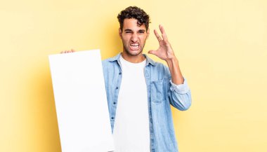 İspanyol yakışıklı adam ellerini havaya kaldırarak bağırıyor. boş tuval kavramı