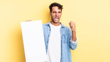 İspanyol yakışıklı adam sinirli bir ifadeyle agresif bir şekilde bağırıyor. boş tuval kavramı