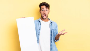 İspanyol yakışıklı adam son derece şaşırmış ve şok olmuş hissediyor. boş tuval kavramı