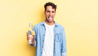 Neşeli ve asi tavırlı, şakacı ve dilsiz İspanyol yakışıklı bir adam. su şişesi kavramı