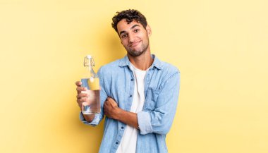 İspanyol yakışıklı adam omuz silkiyor, kafası karışık ve kararsız. su şişesi kavramı