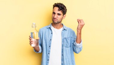 İspanyol yakışıklı adam kapiş ya da para hareketi yapıyor, sana ödemeni söylüyor. su şişesi kavramı