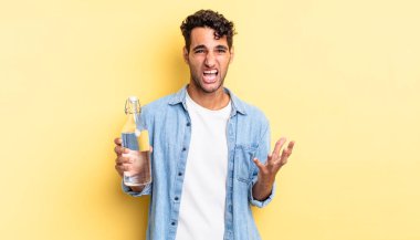 İspanyol yakışıklı adam umutsuz, sinirli ve stresli görünüyor. su şişesi kavramı