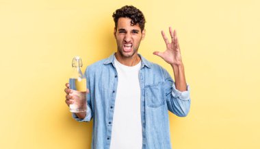 İspanyol yakışıklı adam ellerini havaya kaldırarak bağırıyor. su şişesi kavramı