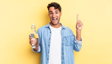 İspanyol yakışıklı bir adam bir fikri fark ettikten sonra mutlu ve heyecanlı bir dahi gibi hissediyor. su şişesi kavramı