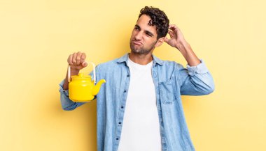 İspanyol yakışıklı adam şaşkın ve kafası karışık, kaşınan bir kafa hissediyor. çaydanlık konsepti