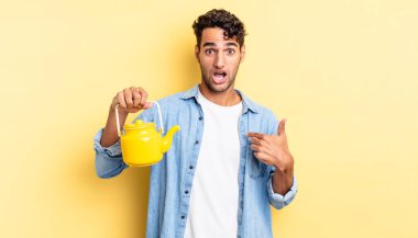 İspanyol yakışıklı adam mutlu hissediyor ve heyecanla kendini işaret ediyor. çaydanlık konsepti