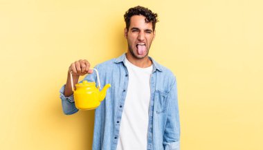 Neşeli ve asi tavırlı, şakacı ve dilsiz İspanyol yakışıklı bir adam. çaydanlık konsepti