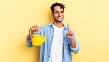 Hispanik yakışıklı adam gururla gülümsüyor ve kendinden emin bir numara oluyor. çaydanlık konsepti