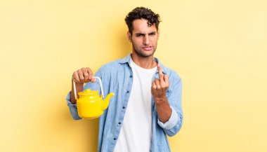 İspanyol yakışıklı adam kızgın, sinirli, asi ve agresif hissediyor. çaydanlık konsepti