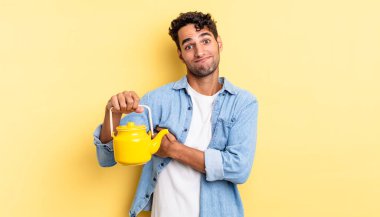 İspanyol yakışıklı adam omuz silkiyor, kafası karışık ve kararsız. çaydanlık konsepti