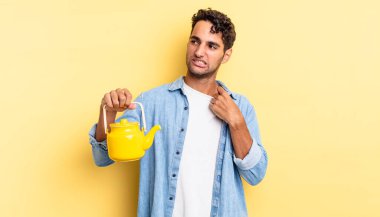 İspanyol yakışıklı adam stresli, endişeli, yorgun ve hayal kırıklığına uğramış hissediyor. çaydanlık konsepti