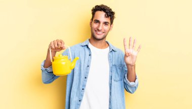 İspanyol yakışıklı adam gülümsüyor ve arkadaş canlısı görünüyor, dört numarayı gösteriyor. çaydanlık konsepti