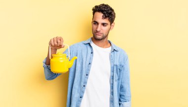 Hispanik yakışıklı adam üzgün, üzgün ya da kızgın hissediyor ve yana bakıyor. çaydanlık konsepti