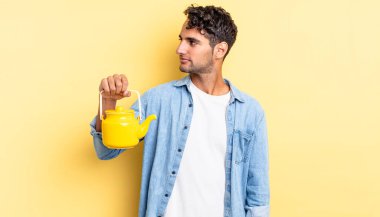 Profil görünümlü İspanyol yakışıklı adam hayal mi kuruyor, hayal mi kuruyor, hayal mi kuruyor? çaydanlık konsepti