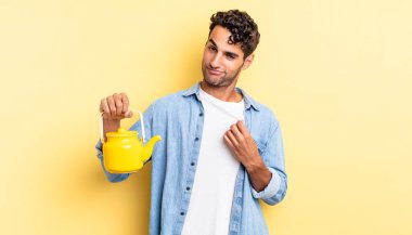 İspanyol yakışıklı adam kibirli, başarılı, pozitif ve gururlu görünüyor. çaydanlık konsepti