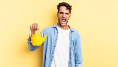 İspanyol yakışıklı adam agresif bir şekilde bağırıyor, çok kızgın görünüyor. çaydanlık konsepti