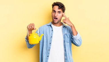 İspanyol yakışıklı adam şaşırmış görünüyor, yeni bir düşünce, fikir ya da konsept fark ediyor. çaydanlık konsepti