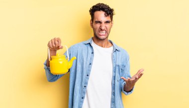 İspanyol yakışıklı adam sinirli, sinirli ve sinirli görünüyor. çaydanlık konsepti