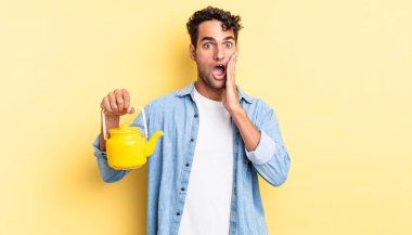 İspanyol yakışıklı adam şok olmuş ve korkmuş hissediyor. çaydanlık konsepti