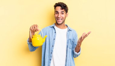 İspanyol yakışıklı adam kendini mutlu hissediyor, bir çözüm ya da fikir bulduğuna şaşırıyor. çaydanlık konsepti