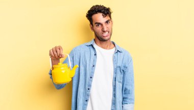 İspanyol yakışıklı adam şaşkın ve şaşkın hissediyor. çaydanlık konsepti