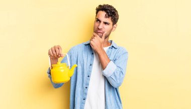 İspanyol yakışıklı düşünen, kuşkucu ve kafası karışık bir adam. çaydanlık konsepti