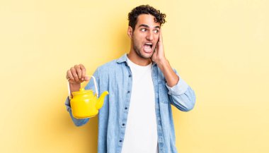 İspanyol yakışıklı adam mutlu, heyecanlı ve şaşırmış hissediyor. çaydanlık konsepti