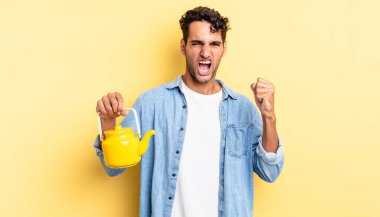 İspanyol yakışıklı adam sinirli bir ifadeyle agresif bir şekilde bağırıyor. çaydanlık konsepti