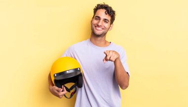 İspanyol yakışıklı adam kamerayı göstererek seni seçiyor. Motosiklet kaskı konsepti