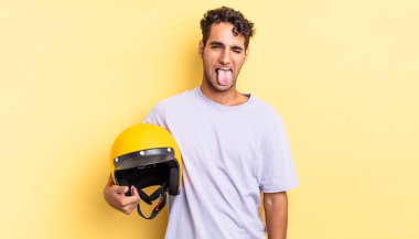 Neşeli ve asi tavırlı, şakacı ve dilsiz İspanyol yakışıklı bir adam. Motosiklet kaskı konsepti