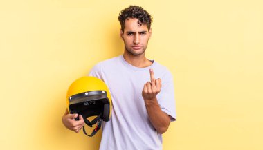 İspanyol yakışıklı adam kızgın, sinirli, asi ve agresif hissediyor. Motosiklet kaskı konsepti